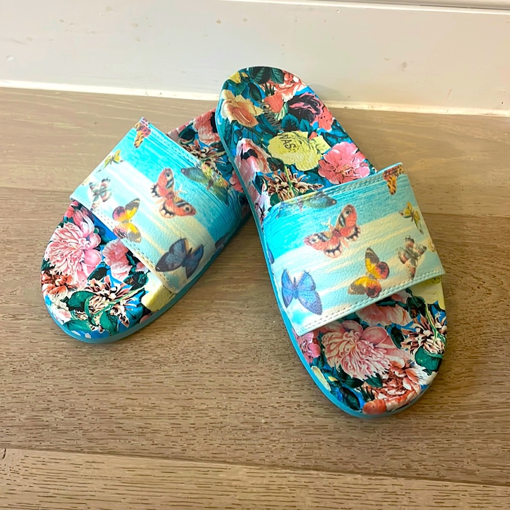Jonny was slides never worn to small on me size 7